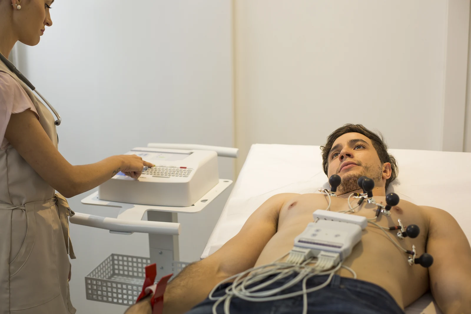 Enfermeira realizando eletrocardiograma de repouso em paciente na Cuore Integrative