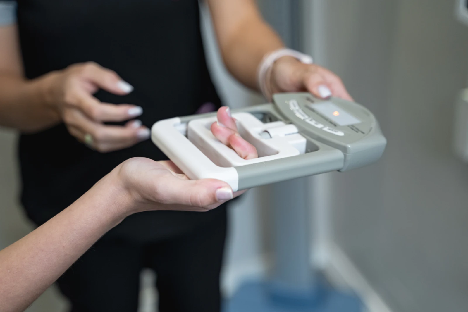 Medição de força de preensão manual com dinamômetro handgrip na Cuore Integrative