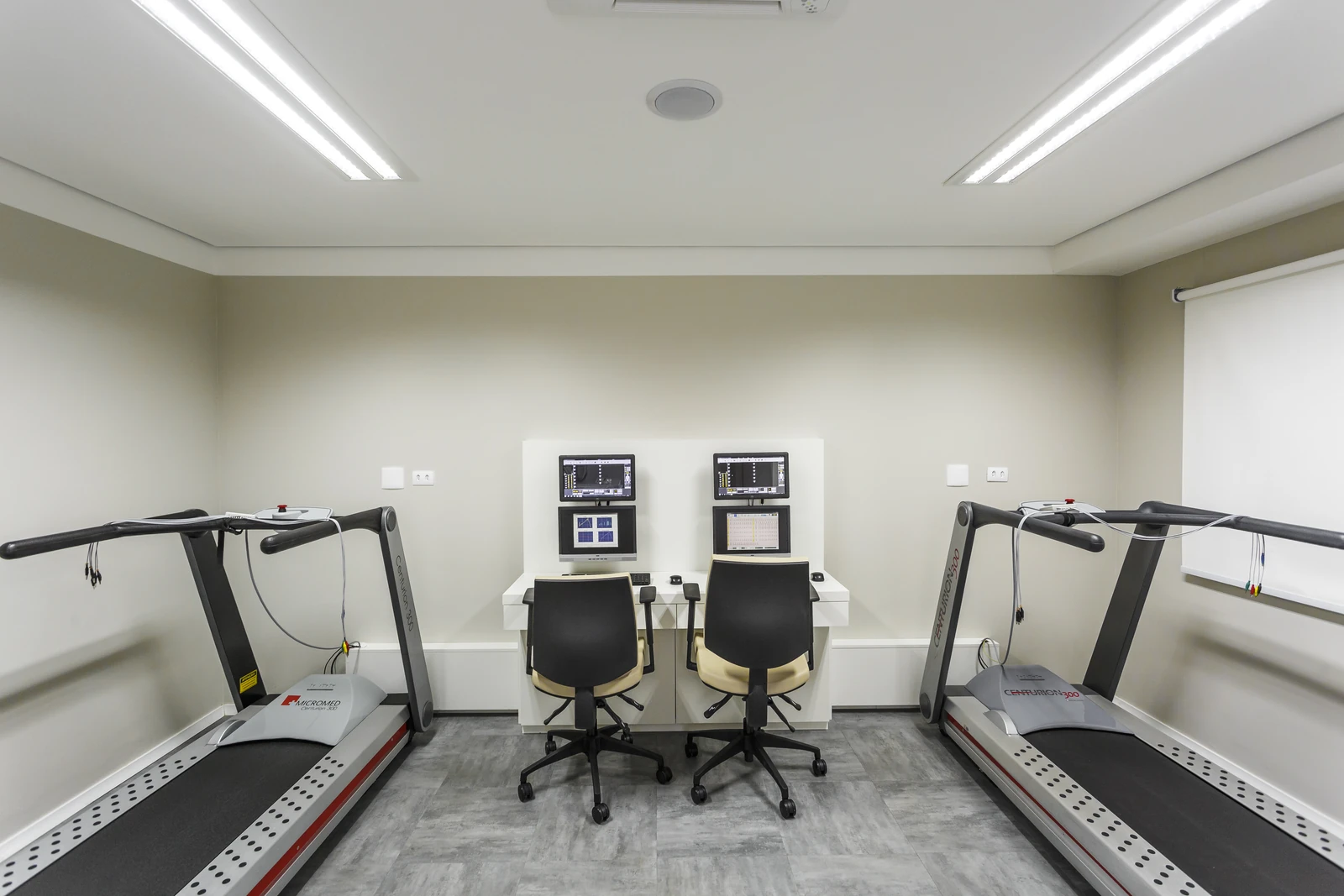 Sala de teste ergométrico com duas esteiras na Cuore Integrative