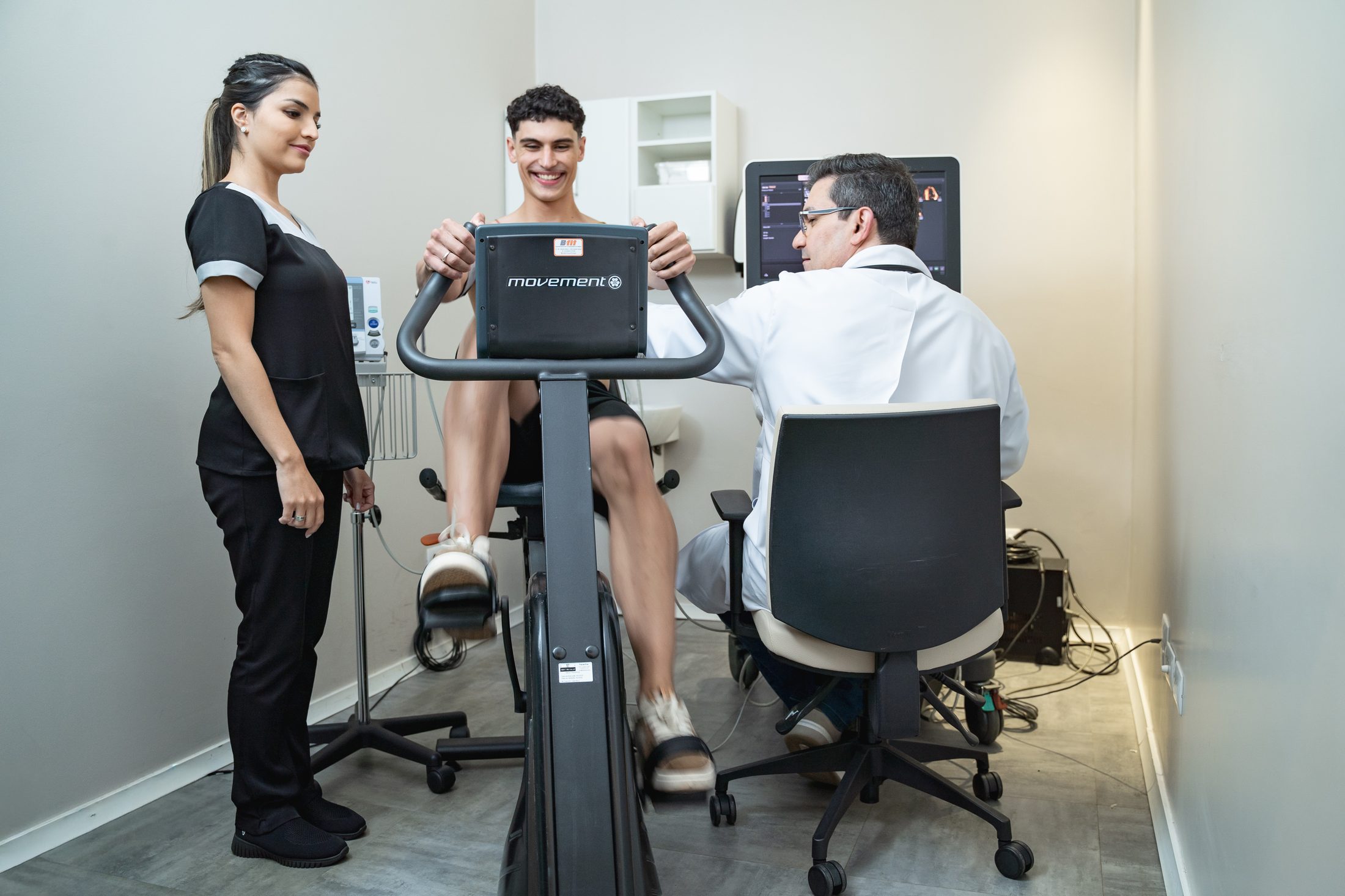 Sala de ecocardiograma de estresse com bicicleta e aparelho de ultrassom na Cuore Integrative