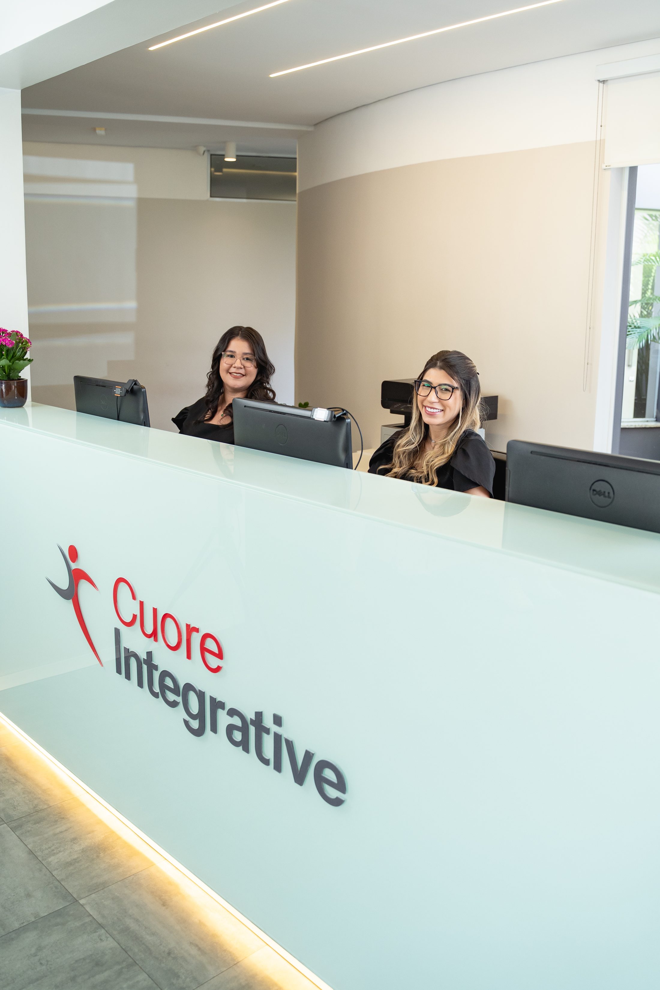 Equipe de atendimento na recepção da Cuore Integrative