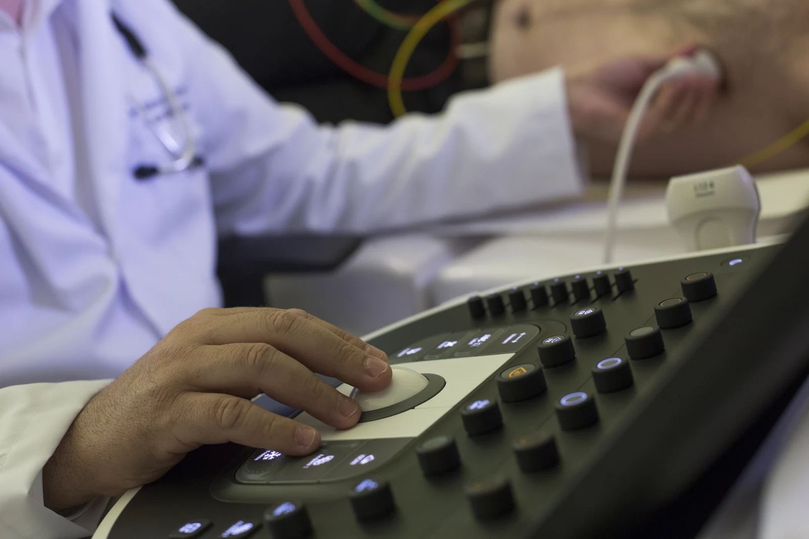 Médico operando console de ecocardiografia durante exame na Cuore Integrative